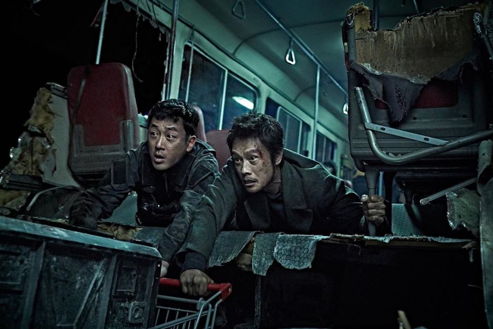 Kapten Jo In Chang dan Lee Jeon Pyeong dalam satu scene film Ashfall